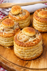 vol-au-vent garnis sur plateau en bois, spécialité de cuisine française