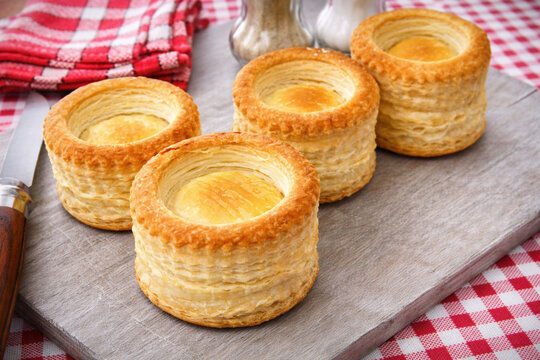 Feuillet&eacute;s pour vol-au-vent pr&ecirc;ts &agrave; garnir sur planche en bois, sp&eacute;cialit&eacute; de p&acirc;tisserie sal&eacute;e fran&ccedil;aise