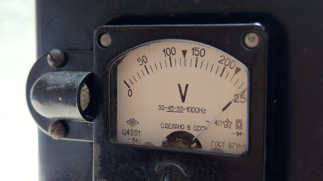 A vintage Soviet voltage stabilizer processes high-voltage electricity. The internal magnetic coils vibrate under the load, emitting a persistent and heavy low-frequency humming sound.