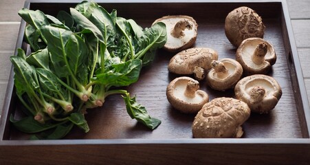 신선한 유기농 시금치와 표고버섯