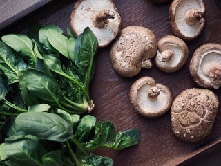 신선한 유기농 시금치와 표고버섯