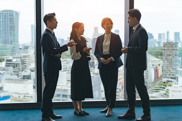 オフィスで会話するビジネスパーソンのグループ