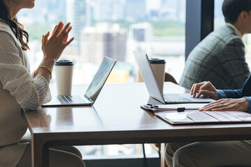 ロビーで面談するカジュアルなビジネスパーソンのグループ