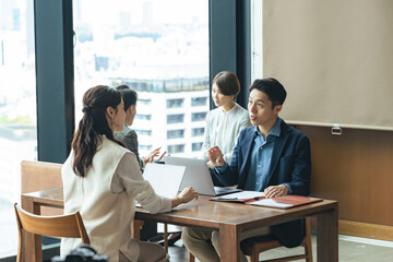 ロビーで面談するカジュアルなビジネスパーソンのグループ