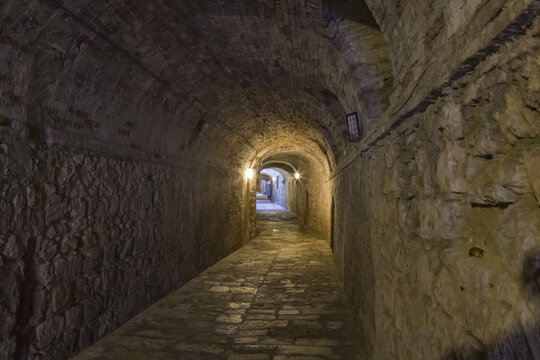 La suggestiva via delle Volte a Colle in Val d&rsquo;Elsa nella provincia di Siena