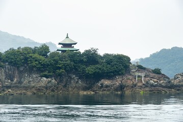 鞆の浦の海に静かに佇む弁天島と弁財天堂 / Bentenjima and Benzaitendo Quietly Standing in the Sea of Tomonoura