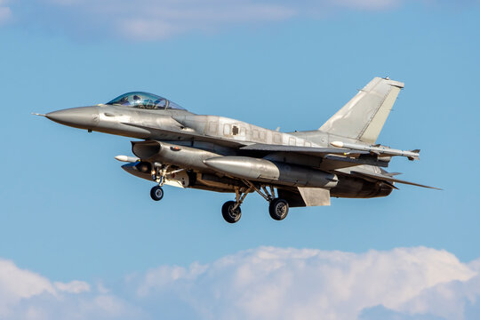 Avi&oacute;n militar con dep&oacute;sitos conformables