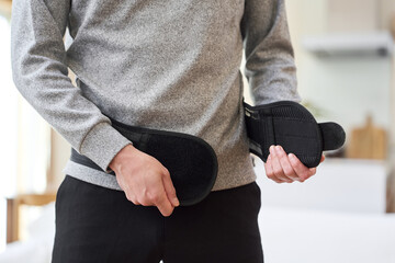 腰にコルセットを巻くアジア人男性