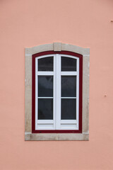 Obraz premium ventana, fachada, rosa, pared, arquitectura, marco, rojo, blanco, simetría, minimalismo, textura, exterior, diseño, clásico, urbano, detalle, luz, sombra, elegante, tranquilidad, construcción, yeso,