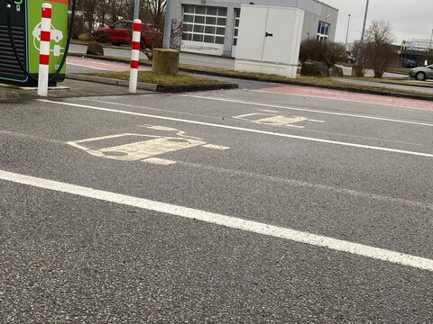 Parkplatz an E-Lades&auml;ule blockiert &ndash; Markierung f&uuml;r Elektroautos und Problematik knapper Lade-Parkpl&auml;tze im Stadtverkehr