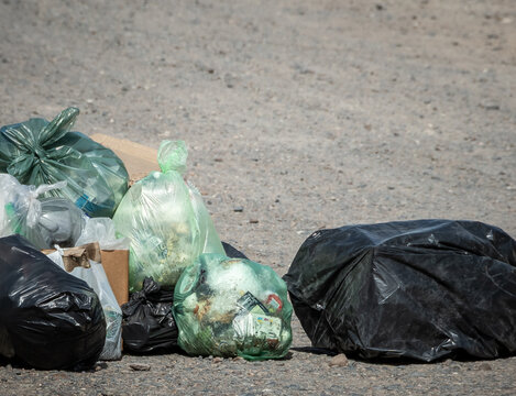 residuo generado por el humano en bolsas amontonadas para ser recolectadas para llevar al basurero 