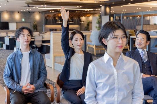 デザイナーズオフィスで働く人々
