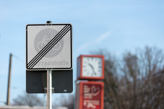 Strassenschild - 30 Ende und Uhr