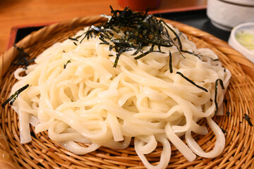 ざるに盛られた冷やしうどん