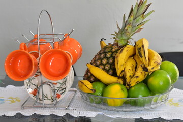 A dieta da fruta, muitas vezes associada ao frugivorismo, foca no consumo elevado de frutas frescas (cruas) e vegetais para desintoxica&ccedil;&atilde;o e perda r&aacute;pida de peso, com adeptos consumindo grandes volume