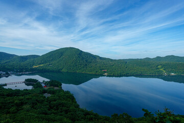 Obraz premium 赤城山登山道から望む大沼 群馬の穏やかな湖と山の風景