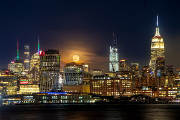 Obraz premium Full Moon Over Manhattan Skyline at Night New York
