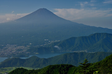Fototapeta premium 御坂山地の新道峠 FUJIYAMAツインテラスのファーストテラスより夏富士山眺望 