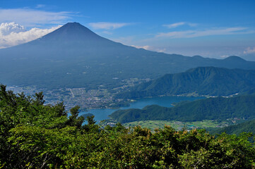 御坂山地の黒岳展望台より　夏の富士山と河口湖と足和田山を望む
