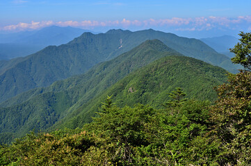 御坂山地の黒岳展望台から夏の山地を眺める

