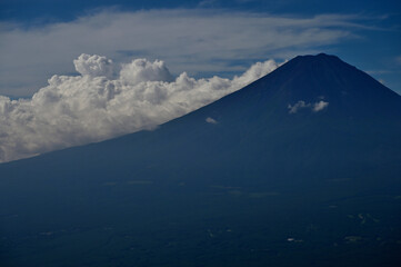 雲わく夏の富士山　御坂山地の黒岳展望台より
