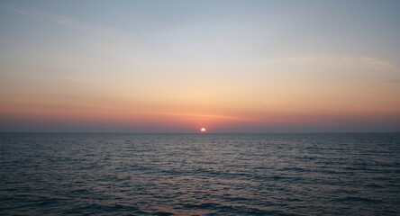 Obraz premium Soft pastel sea sunset with copy space for text in empty sky