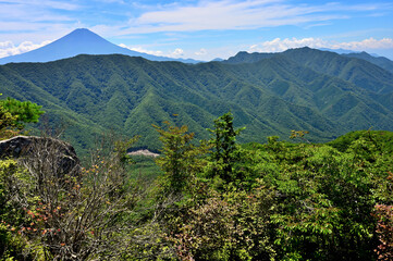 御坂山地の釈迦ヶ岳山頂より　夏富士と御坂山地の展望
