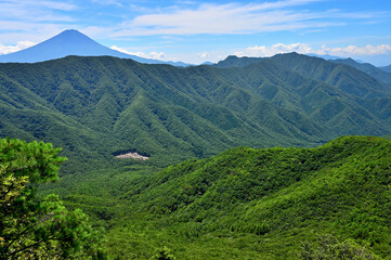 御坂山地の釈迦ヶ岳山頂より　夏富士と御坂山地の展望
