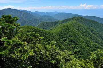 夏の御坂山地　釈迦ヶ岳山頂からの展望
