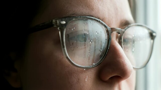 曇った眼鏡に滲む水滴が映す見えない未来への不安のポートレート