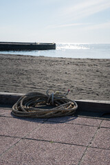 防波堤に置かれたロープ
