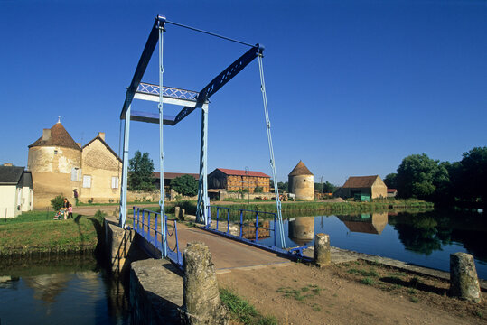 Bascule bridge at Dirol, Canal of Nivernais, Nievre department, region of Burgundy, center of France, Europe