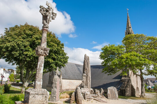Calvary and War Memorial by sculptor Rene Quillivic, Plozevet, Haut Pays Bigouden, Finistere department, Brittany region, France