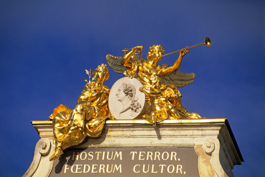 Acroterion with three gilded statues and a medaillion of Louis XV, Triumphal Arch by Here, Place Stanislas, Nancy, Meurthe-et-Moselle, France