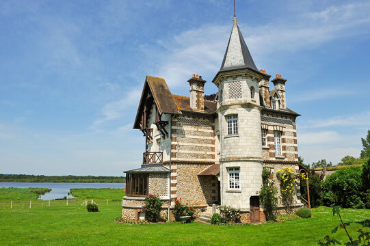 Mansion by the 'La Grand-Mare' pond, Marais Vernier, Boucles de la Seine normande Regional Nature Park, Eure department, Normandy region, France, Europe