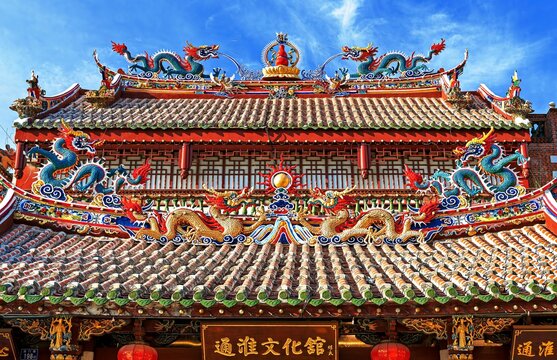 The roof of Guandi Temple with elaborate porcelain inlay sculptures of dragons and phoenixes, Quanzhou, UNESCO, Fujian Province, China