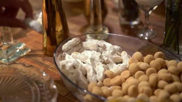 una persona toma un dulce de una mesa de dulces