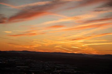 Obraz premium Pôr-do-sol para a montanha