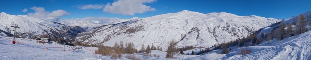 Fototapeta premium Panorama sur le domaine skiable de Valloire-Valmeinier