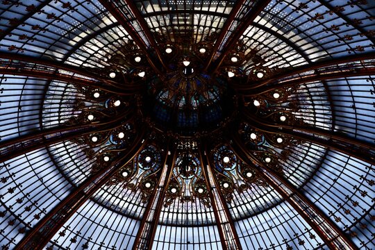 Architecture int&eacute;rieure spectaculaire avec coupole vitr&eacute;e de style Art Nouveau
