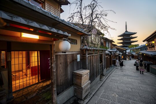 Yasaka dori historic street in the old town with traditional Japanese houses, five-story Yasaka Pagoda of the Buddhist Hōkanji Temple at the back, evening mood, sunset, Higashiyama, Kyoto, Japan