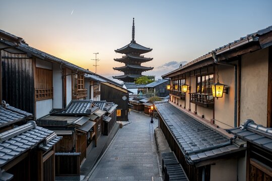 Yasaka dori historic street in the old town with traditional Japanese houses, five-story Yasaka Pagoda of the Buddhist Hōkanji Temple at the back, evening mood, Higashiyama, Kyoto, Japan