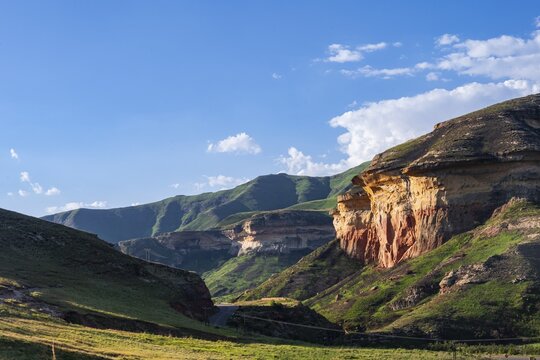 Mushroom Rock, grassland with sandstone cliffs and cliffs, landscape in Golden Gate Highlands National Park, Free State, South Africa