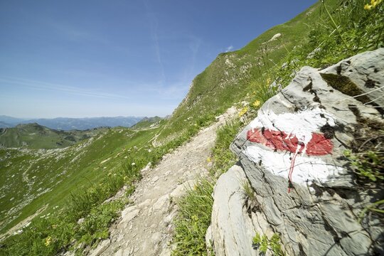 Trail marker on the Laufbacher-Eckweg, a demanding high-altitude hiking trail from H&ouml;fatsblick mountain station to Oytal, Allg&auml;u Alps, Allg&auml;u, Bavaria, Germany