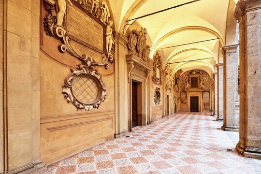 Archiginnasio Anatomical Theatre (Teatro Anatomico dell'Archiginnasio), courtyard with arcades, Bologna, Emilia-Romagna, Italy