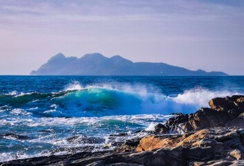 Obraz premium Atardecer en la costa con el mar y las Islas Cíes. Ría de Vigo. Rías Baixas. Pontevedra. Galicia. España. Europa.