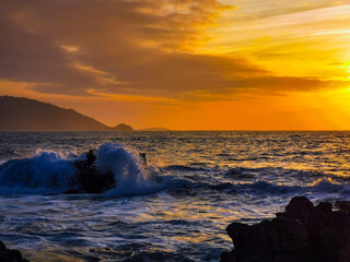 Puesta de sol anaranjada en el mar, en un entorno natural.