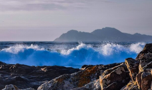 Atardecer en la costa con el mar y las Islas C&iacute;es. R&iacute;a de Vigo. R&iacute;as Baixas. Pontevedra. Galicia. Espa&ntilde;a. Europa.