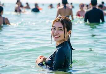 きらめく夏の海でラッシュガードを纏い爽やかに微笑む女性