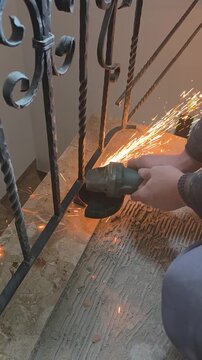 Handwerker beim Schwei&szlig;en oder Flexen eines Gel&auml;nders